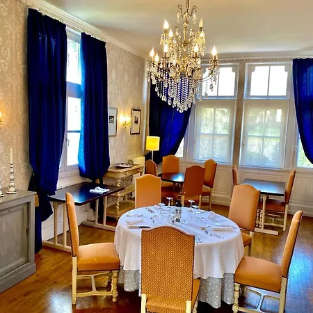 Maison d'hôtes Château De *